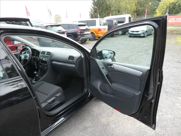 Volkswagen Golf 1,6 TDi 77kW serviska, závěs - foto 23