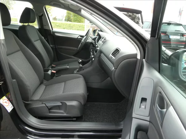 Volkswagen Golf 1,6 TDi 77kW serviska, závěs - foto 24