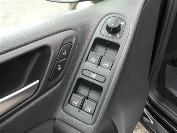 Volkswagen Golf 1,6 TDi 77kW serviska, závěs - foto 31