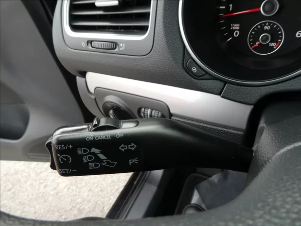 Volkswagen Golf 1,6 TDi 77kW serviska, závěs - foto 32
