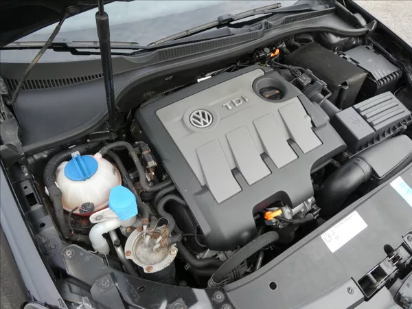 Volkswagen Golf 1,6 TDi 77kW serviska, závěs - foto 35