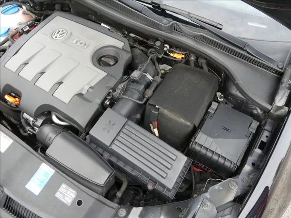 Volkswagen Golf 1,6 TDi 77kW serviska, závěs - foto 36