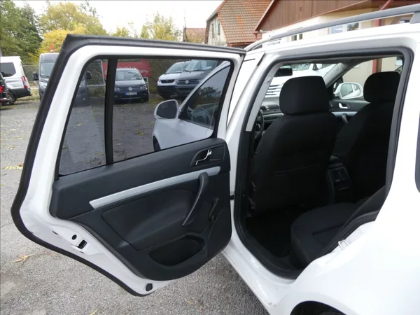 Škoda Octavia 1,6 TDi 77kW 2x kola, závěs - foto 15