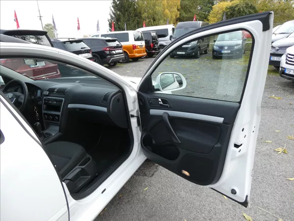 Škoda Octavia 1,6 TDi 77kW 2x kola, závěs - foto 17
