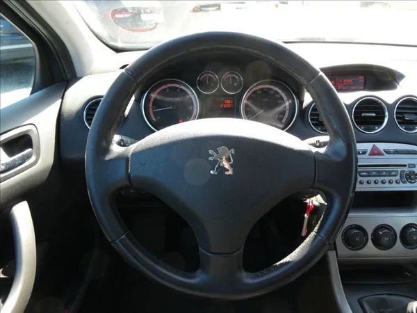 Peugeot 308 1,6 i 88kW 2x kola,klima,závěs - foto 21