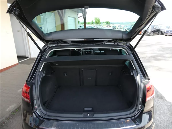 Volkswagen Golf 1,6 TDi 77kW serviska, xenony - foto 18