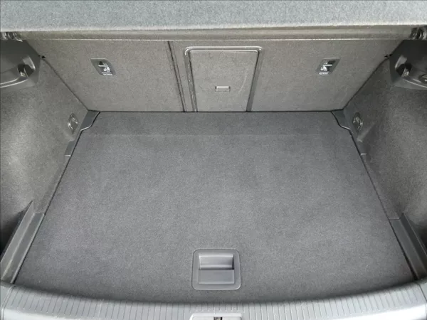 Volkswagen Golf 1,6 TDi 77kW serviska, xenony - foto 19