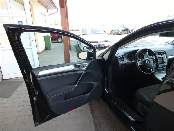 Volkswagen Golf 1,6 TDi 77kW serviska, xenony - foto 20