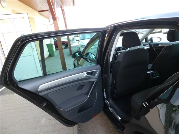Volkswagen Golf 1,6 TDi 77kW serviska, xenony - foto 22
