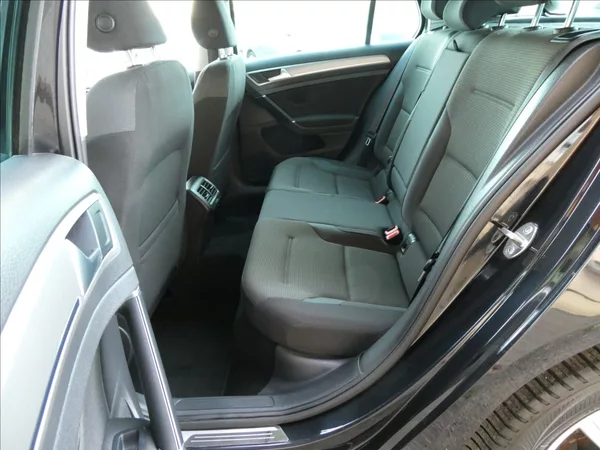 Volkswagen Golf 1,6 TDi 77kW serviska, xenony - foto 23