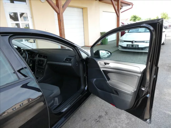 Volkswagen Golf 1,6 TDi 77kW serviska, xenony - foto 24