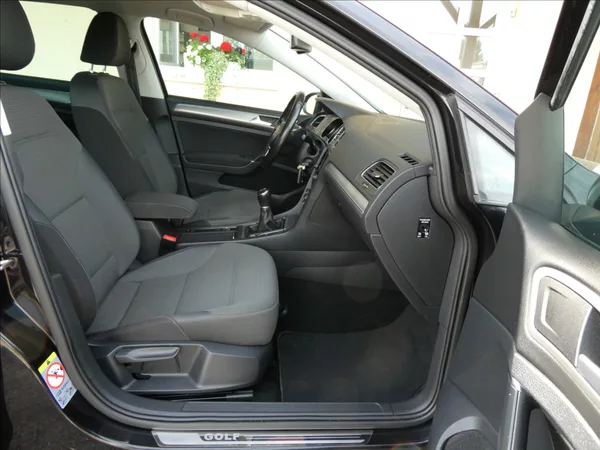 Volkswagen Golf 1,6 TDi 77kW serviska, xenony - foto 25