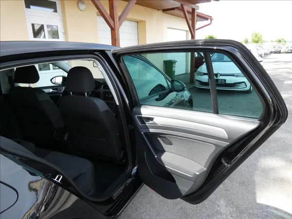 Volkswagen Golf 1,6 TDi 77kW serviska, xenony - foto 26