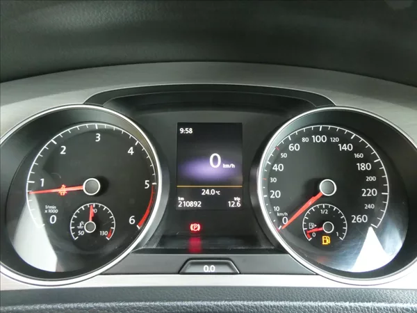 Volkswagen Golf 1,6 TDi 77kW serviska, xenony - foto 33