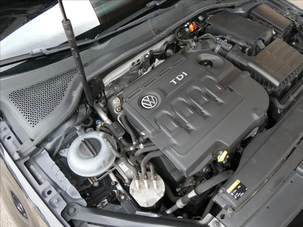 Volkswagen Golf 1,6 TDi 77kW serviska, xenony - foto 35