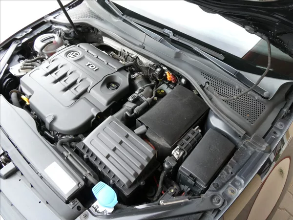 Volkswagen Golf 1,6 TDi 77kW serviska, xenony - foto 36