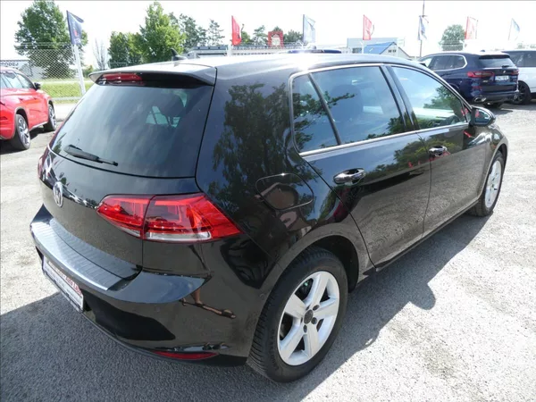 Volkswagen Golf 1,6 TDi 77kW serviska, xenony - foto 9