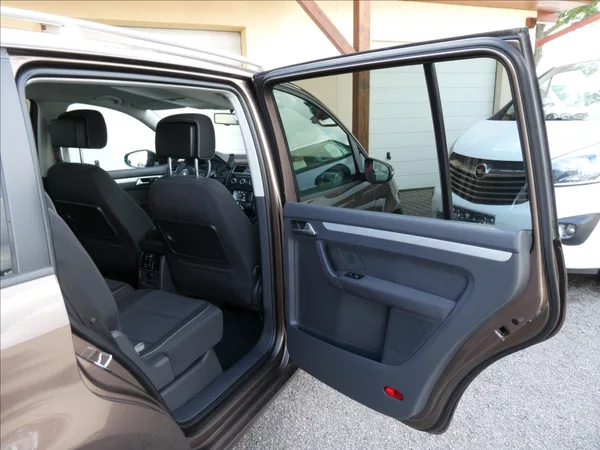 Volkswagen Touran 1,6 TDi 77kW CUP,7.míst,naviga - foto 24