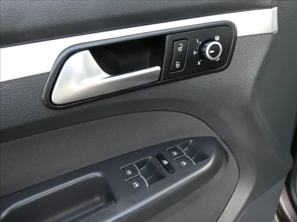 Volkswagen Touran 1,6 TDi 77kW CUP,7.míst,naviga - foto 31