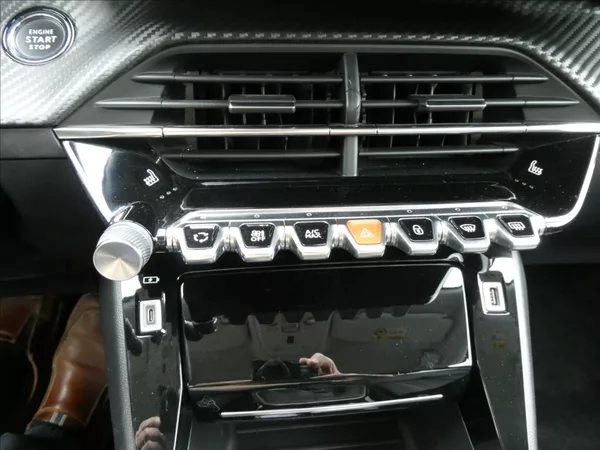 Peugeot 2008 1,2 PureTech 74kW Allure,závěs - foto 29