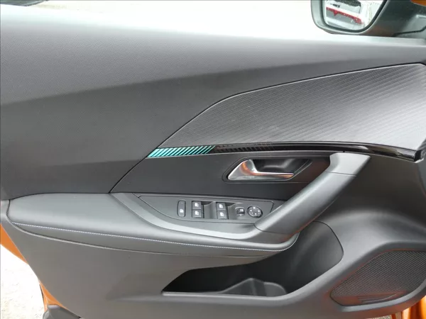Peugeot 2008 1,2 PureTech 74kW Allure,závěs - foto 32