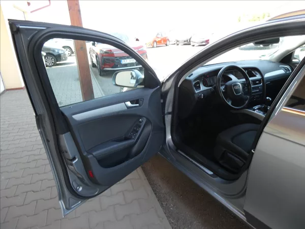 Audi A4 2,0 TDi 125kW serviska,NAVI - foto 18