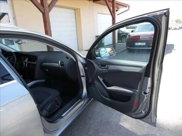 Audi A4 2,0 TDi 125kW serviska,NAVI - foto 22