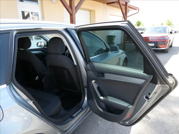 Audi A4 2,0 TDi 125kW serviska,NAVI - foto 24