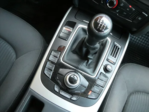 Audi A4 2,0 TDi 125kW serviska,NAVI - foto 28