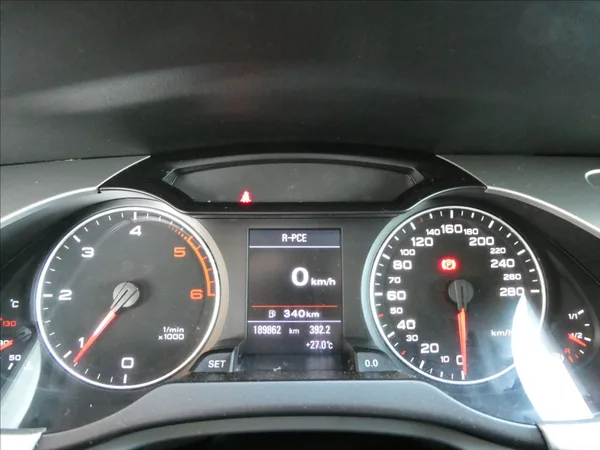 Audi A4 2,0 TDi 125kW serviska,NAVI - foto 32