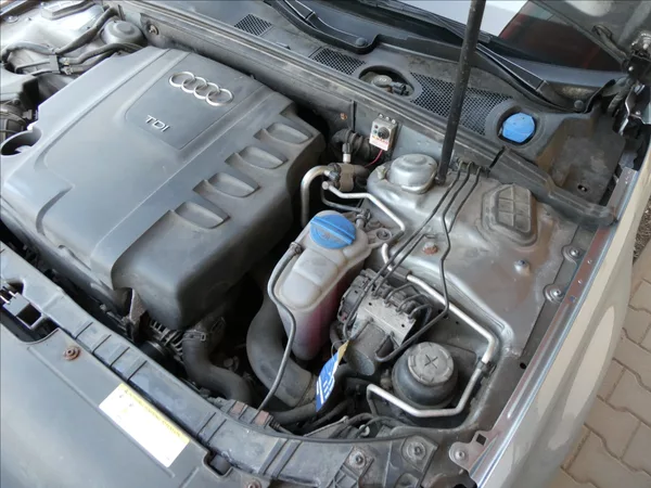 Audi A4 2,0 TDi 125kW serviska,NAVI - foto 35