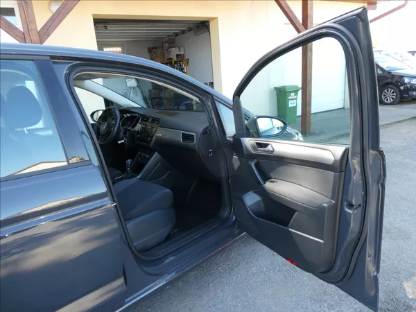 Volkswagen Touran 1,6 TDi DSG 7.míst,1maj.,závěs - foto 22