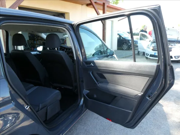 Volkswagen Touran 1,6 TDi DSG 7.míst,1maj.,závěs - foto 24