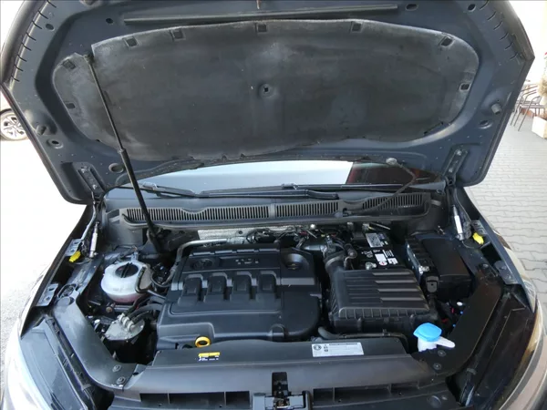 Volkswagen Touran 1,6 TDi DSG 7.míst,1maj.,závěs - foto 33