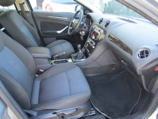 Ford Mondeo 2.0 TDCi GHIA 1.MAJITEL - foto 28