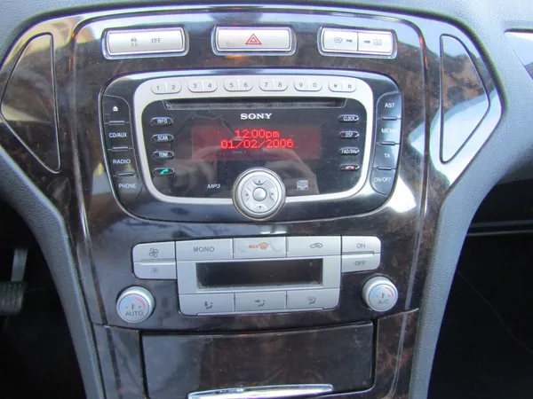 Ford Mondeo 2.0 TDCi GHIA 1.MAJITEL - foto 34