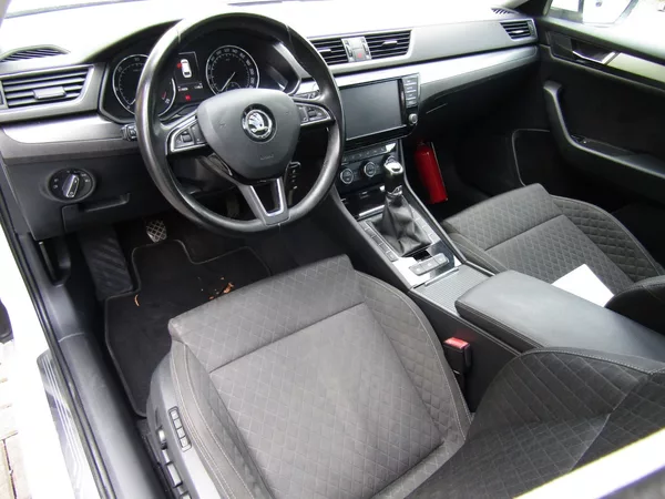 Škoda Superb 1.6 TDI 88kW - foto 14
