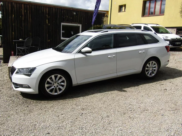 Škoda Superb 1.6 TDI 88kW - foto 2