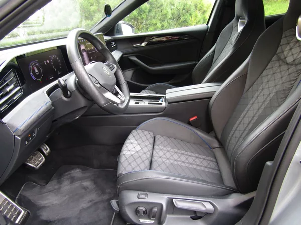 Volkswagen Passat 2.0 TDI 110kW DSG R-Line - foto 20