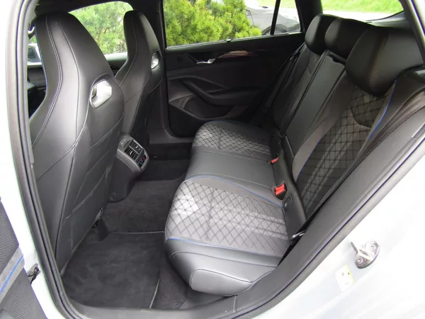 Volkswagen Passat 2.0 TDI 110kW DSG R-Line - foto 25