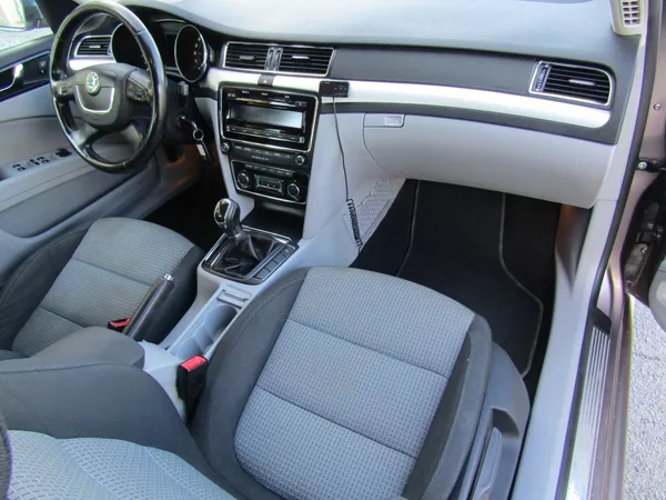 Škoda Superb 1.6 TDI 77kW ZIMNÍ PNEU - foto 8