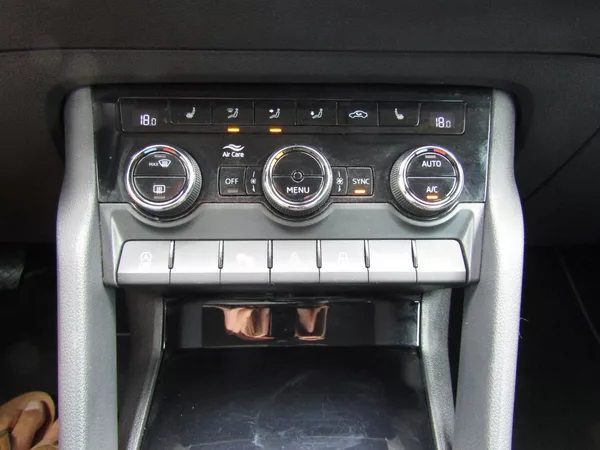 Škoda Karoq 1.0 TSI 85kW ACC + KAMERA - foto 34