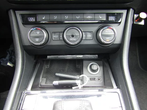 Škoda Superb 2.0 TDI 140kW DSG SPORT LINE - foto 38