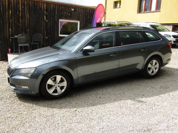 Škoda Superb 1.6 TDI 88kW DSG - foto 2
