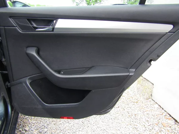 Škoda Superb 1.6 TDI 88kW DSG - foto 23