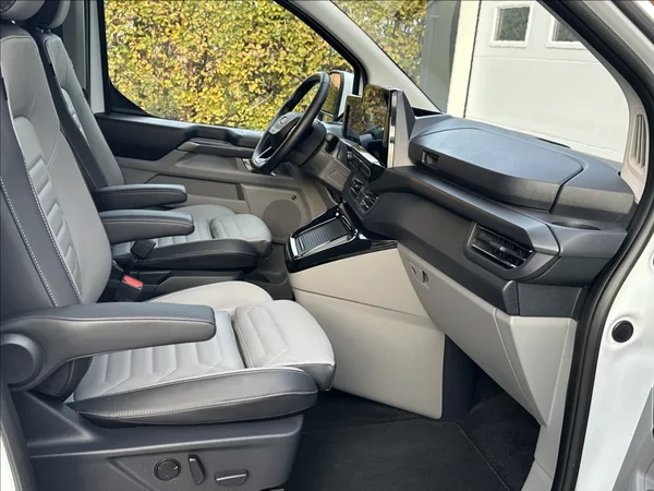Ford Tourneo Custom 2,0 170PS L2 Titanium X A/T 4 - foto 17