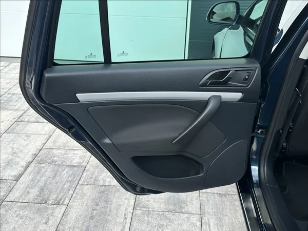 Škoda Octavia 1,8 TSI 152PS II FL Family - foto 15