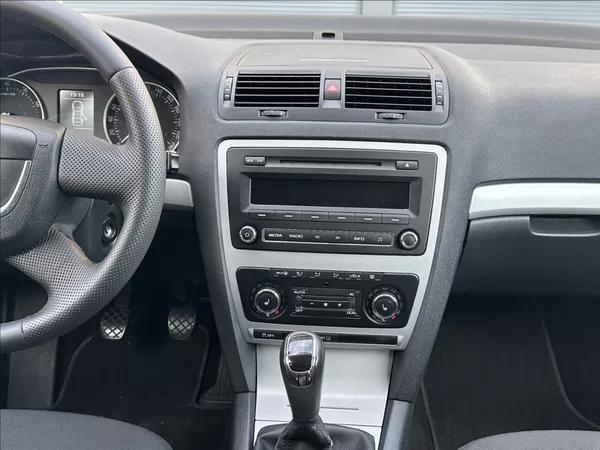 Škoda Octavia 1,8 TSI 152PS II FL Family - foto 25