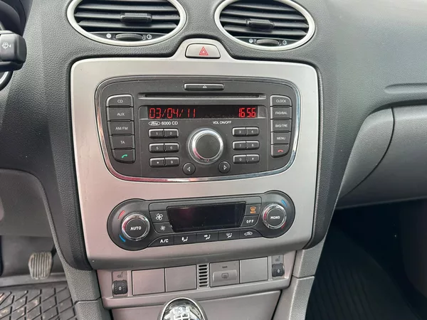 Ford Focus 1.6TDCi, 66KW, VYHŘ. SEDADLA - foto 13
