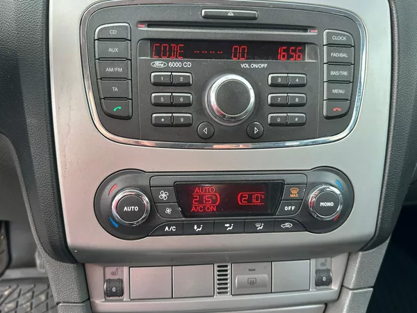 Ford Focus 1.6TDCi, 66KW, VYHŘ. SEDADLA - foto 14